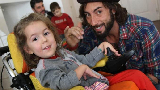 VITTORIO BRUMOTTI CON UNA BAMBINA AFFETTA DA SMA. VITTORIO BRUMOTTI CON UNA BAMBINA AFFETTA DA SMA.