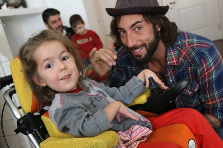 VITTORIO BRUMOTTI CON UNA BAMBINA AFFETTA DA SMA. VITTORIO BRUMOTTI CON UNA BAMBINA AFFETTA DA SMA.