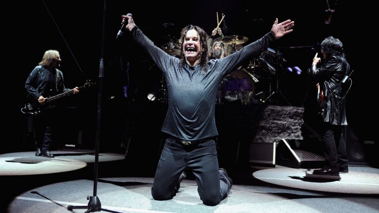 Il 28 ottobre uscirà The Ultimate Collection, raccolta celebrativa della carriera dei Black Sabbath. La band inglese sta portando a termine il tour d’addio. Black Sabbath