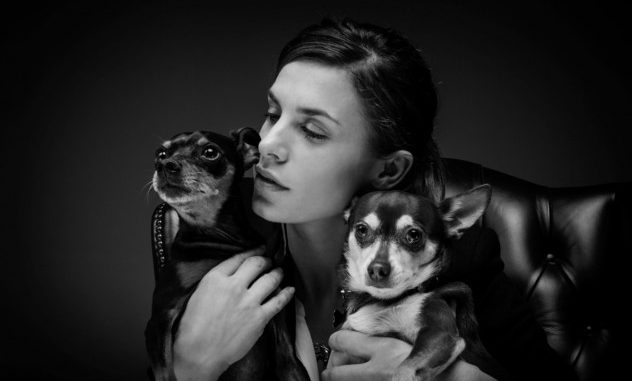 elisabetta-canalis-passeggia-con-cagnolini-dimentica-di-raccogliere-i-bisognini Elisabetta Canalis passeggia con cagnolini: dimentica di raccogliere i bisognini
