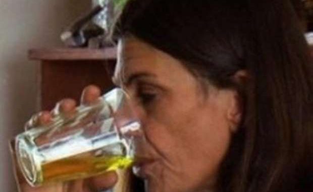 fruttariana-beve-urina-per-tenersi-in-forma fruttariana-beve-urina-per-tenersi-in-forma