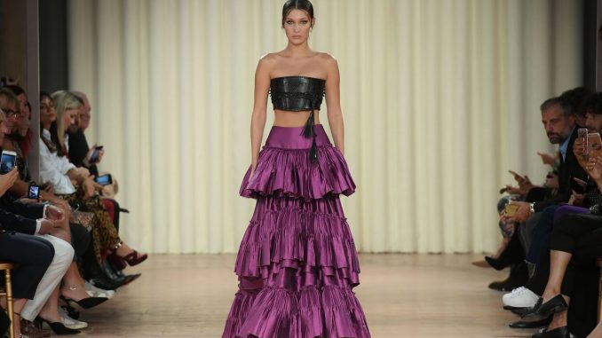 BELLA HADID SFILA PER ALBERTA FERRETTI. BELLA HADID SFILA PER ALBERTA FERRETTI.