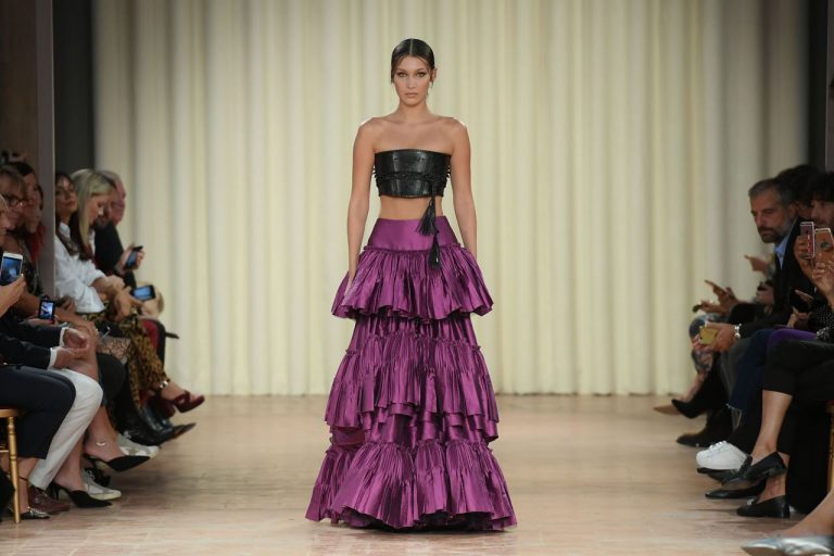 BELLA HADID SFILA PER ALBERTA FERRETTI. BELLA HADID SFILA PER ALBERTA FERRETTI.