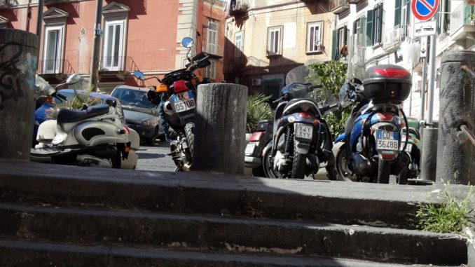 napoli-donne-camminano-con-scope-sul-motorino Napoli: donne camminano con scope sul motorino