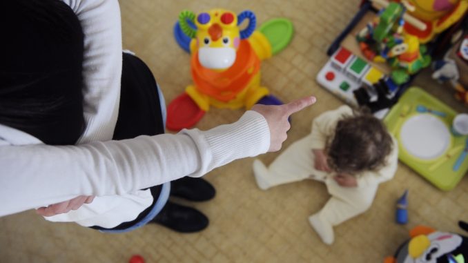Schiaffi e urla contro i bambini: interdetta una maestra di 60 anni Schiaffi e urla contro i bambini: interdetta una maestra di 60 anni
