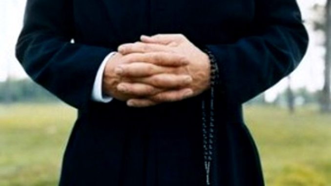prete si autosospende prete si autosospende