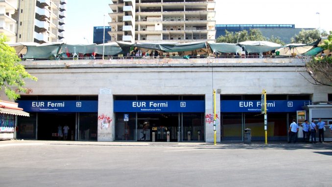 Roma, dodicenne cade sui binari della metro: è grave Roma