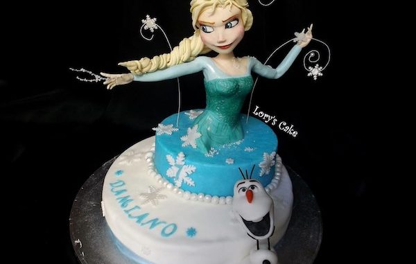 Torte a forma di Elsa di Frozen Torte a forma di Elsa di Frozen