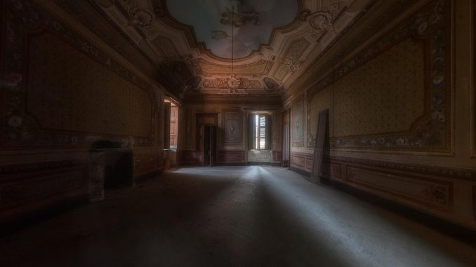 affreschi-in-una-villa-abbandonata-nord-italia Interno villa abbandonata
