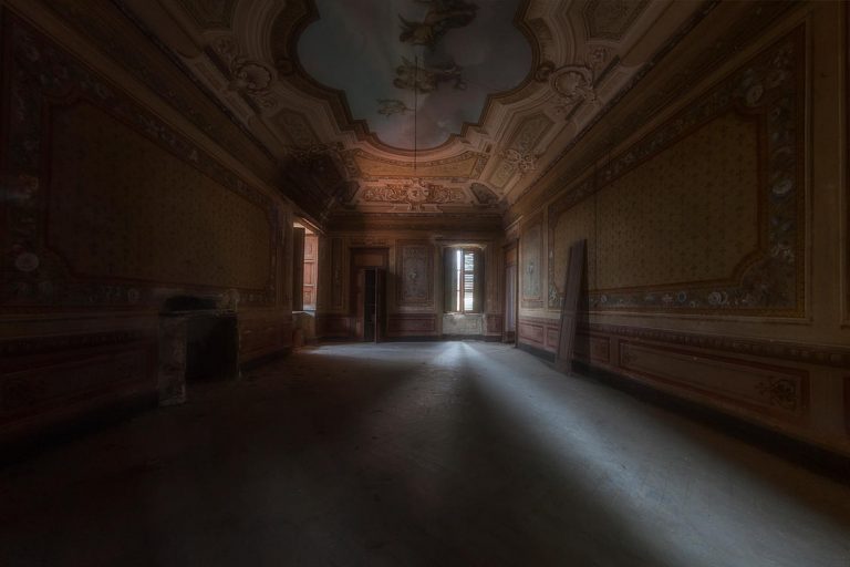 affreschi-in-una-villa-abbandonata-nord-italia Interno villa abbandonata