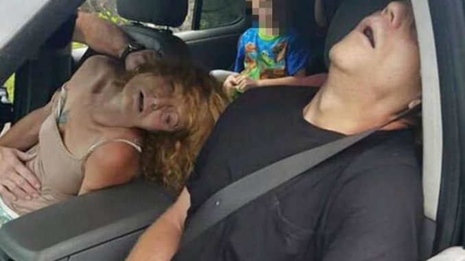 foto-genitori-in-overdose