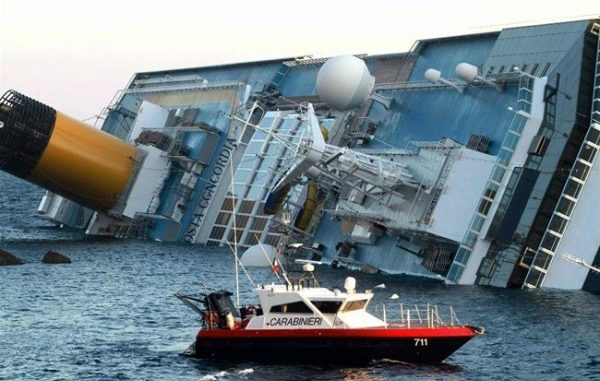 Costa Concordia: rabbia dei sopravvissuti al naufragio. Costa Concordia: rabbia dei sopravvissuti al naufragio.