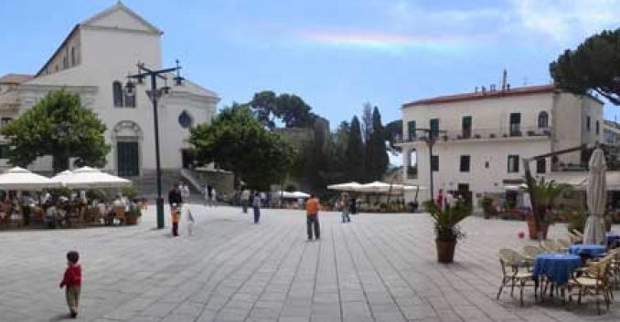 piazza_ravello ravello ubriaco tenta suicidio