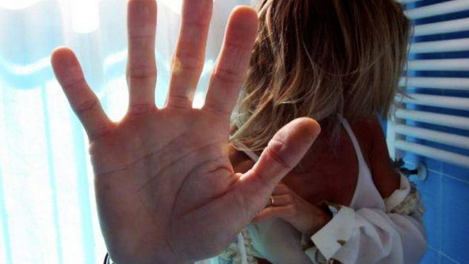 Minorenne violentata mentre le amiche la filmano violenza sessuale