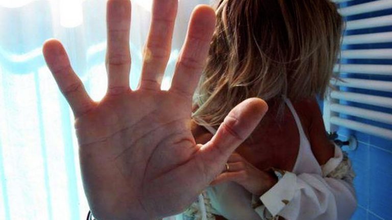 Minorenne violentata mentre le amiche la filmano violenza sessuale