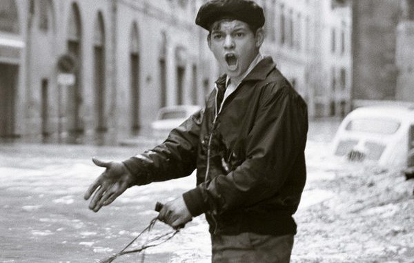 54313-balthazar_korab_-_korab_image_-_ragazzo_in_strada_-_4_novembre_1966