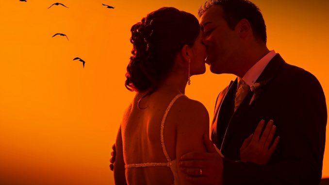 Frasi romantiche sul bacio: per anniversario di matrimonio Frasi romantiche sul bacio: per anniversario di matrimonio