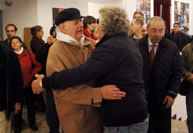 beppe-grillo-omaggia-dario-fo