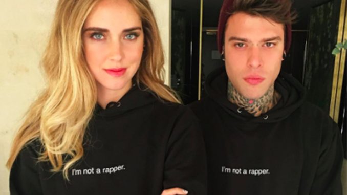 fedez-e-chiara-ferragni-hot-baci-bollenti-in-auto-per-le-strade-di-milano Fedez e Chiara Ferragni hot: baci bollenti in auto per le strade di Milano