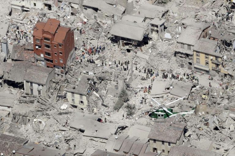terremoto-ad-amatrice-crolla-il-palazzo-rosso-simbolo-di-speranza Terremoto: ad Amatrice crolla il "palazzo rosso" simbolo di speranza