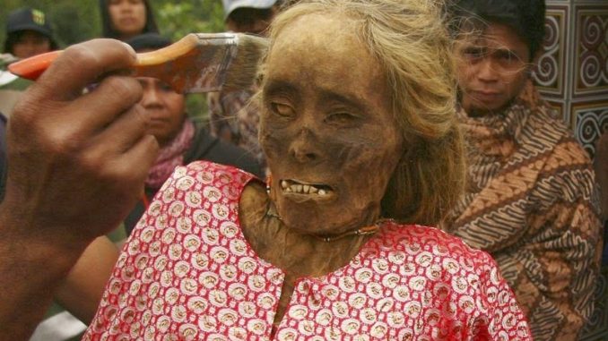 toraja-i-morti-vengono-riesumati-e-vestiti-dalla-popolazione Toraja: i morti vengono riesumati e vestiti dalla popolazione