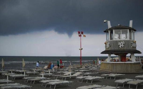 Tromba aria Ostia: nubifragio a Roma e ritardi a Fiumicino Tromba aria Ostia: nubifragio a Roma e ritardi a Fiumicino