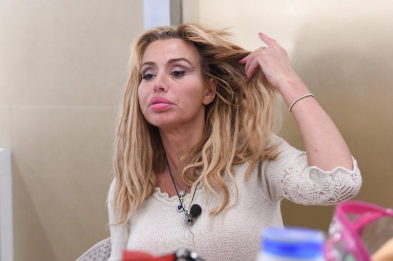 Valeria Marini, sola contro tutti al GF Vip Valeria Marini, sola contro tutti al GF Vip
