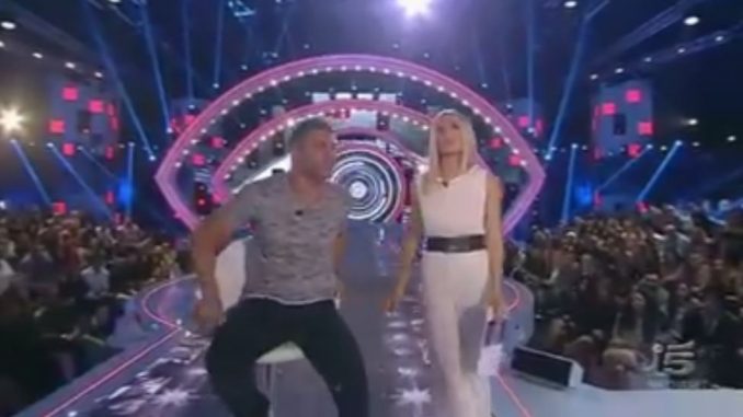 Clemente Russo nello studio del GF Vip: 'chiedo scusa a Simona Ventura' Clemente Russo nello studio del GF Vip: 'chiedo scusa a Simona Ventura'