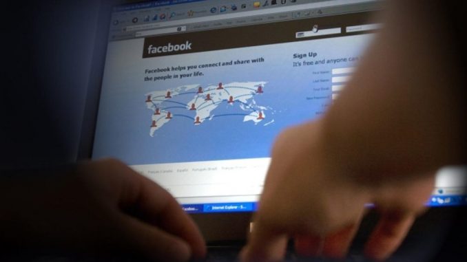 Si finge una donna su Facebook e estorce più di novemila euro all'ex amante per non diffondere un video hard: l'uomo è stato arrestato dai carabinieri che l'hanno colto in flagranza di reato. video hard