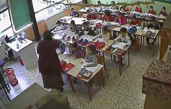 maestra-sospesa