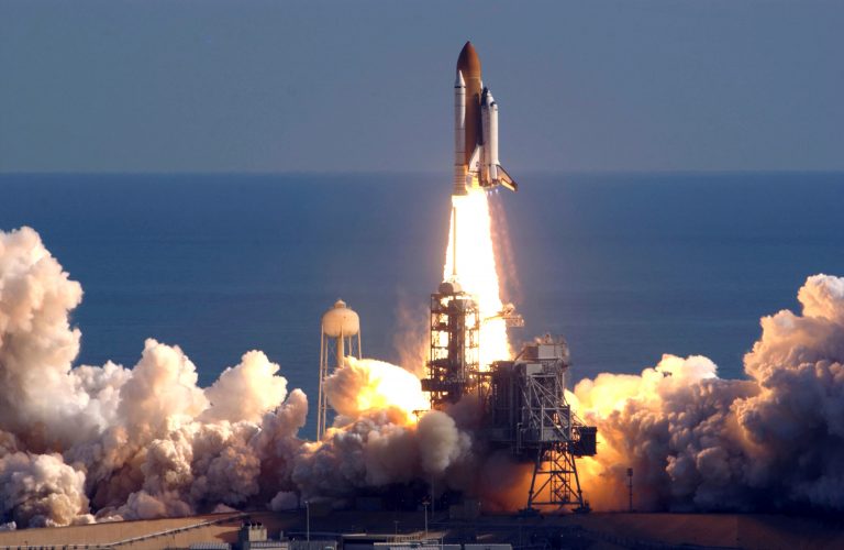 Il lancio della NASA con a bordo i tre cosmonauti. Il lancio della NASA con a bordo i tre cosmonauti.