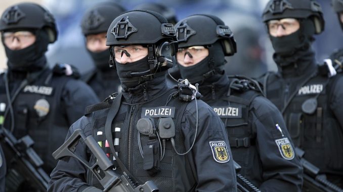 Squadre antiterrorismo in azione nelle scuole tedesche. Squadre antiterrorismo in azione nelle scuole tedesche.