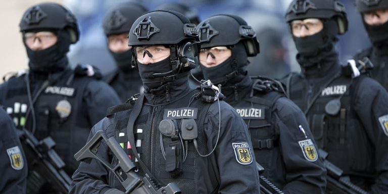 Squadre antiterrorismo in azione nelle scuole tedesche. Squadre antiterrorismo in azione nelle scuole tedesche.