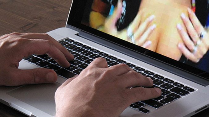 Donna manda un video hard a un uomo: ricattata, è costretta a consegnargli seimila euro. video hard