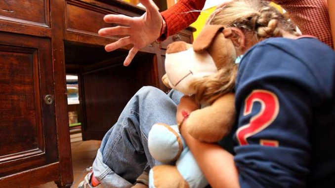 sesso-a-tre-pedofilo-con-mamma-e-figlia-di-12-anni-arrestato Pedofilo USA