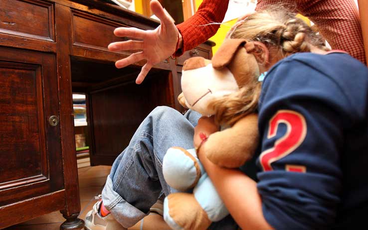 sesso-a-tre-pedofilo-con-mamma-e-figlia-di-12-anni-arrestato Pedofilo USA