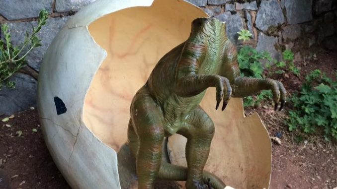 DONNA SI MASTURBA CON DINOSAURO. DONNA SI MASTURBA CON DINOSAURO.