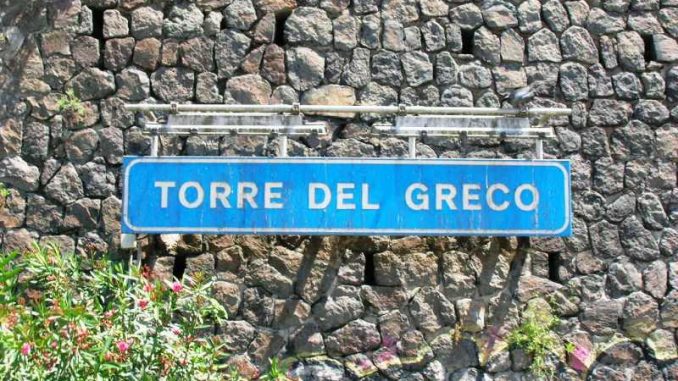 Torre del Greco, donna tenta di gettarsi sotto il treno: salva Torre del Greco