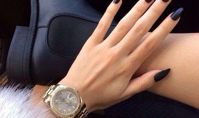 unghie-lunghissime-con-smalto-nero-opaco