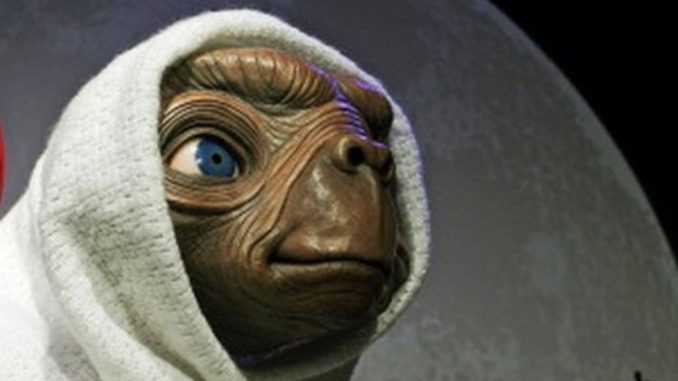 E.T l'extra-terrestre , il film di fantascienza del 1982 diretto da Steven Spielberg. E.T telefono casa! E.T l'extra-terrestre , il film di fantascienza del 1982 diretto da Steven Spielberg. E.T telefono casa!