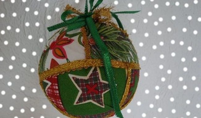 Come realizzare le palline di Natale in feltro o polistirolo Come realizzare le palline di Natale in feltro o polistirolo