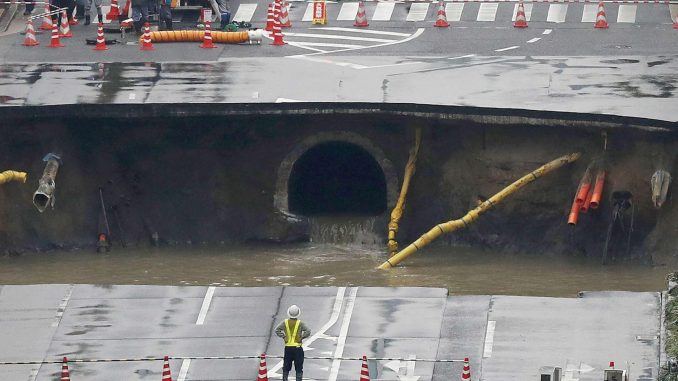 Giappone da record: sistemata la buca di Fukuoka in due giorni fukoka