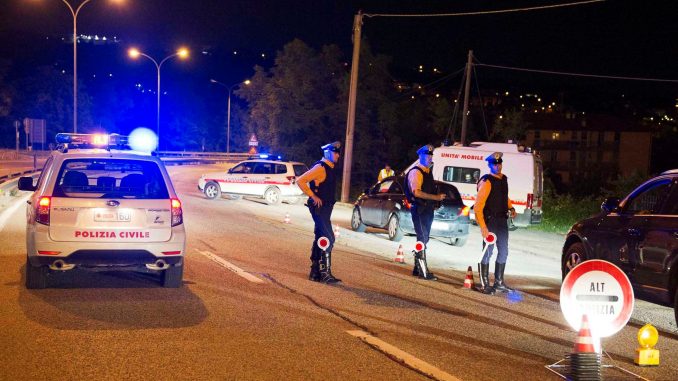Anziano non si ferma all'alt: agente spara una raffica di colpi roma agente spara