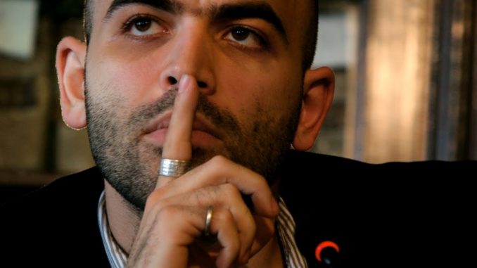 Roberto Saviano: lettera a se stesso da giovane commovente Roberto Saviano: lettera a se stesso da giovane commovente