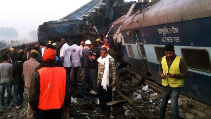 Treno deraglia in India: 100 i morti, 200 i feriti Treno deraglia in India: 100 i morti, 200 i feriti