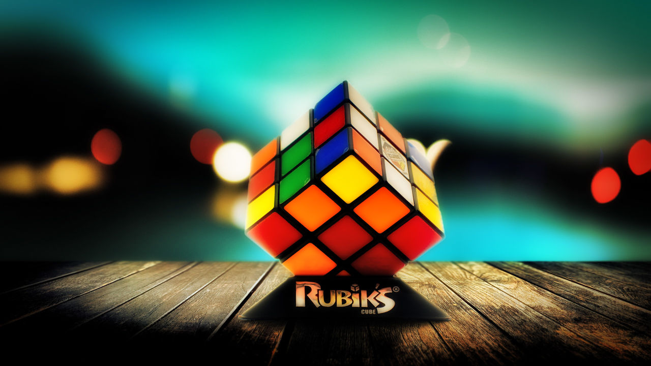 Il cubo di rubik o cubo magico: il più grande rimpicapo degli anni ... Cubi arredamento rosso rubino