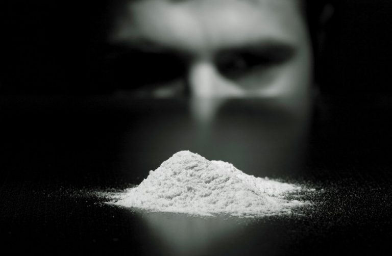 Come riconoscere i segni di chi usa cocaina Come riconoscere i segni di chi usa cocaina