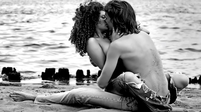 SESSO IN SPIAGGIA. SESSO IN SPIAGGIA.