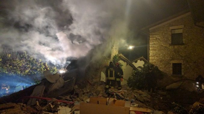 Firenze crolla una villetta: estratti vivi padre e due figlie, altri sotto le macerie firenze crolla villetta