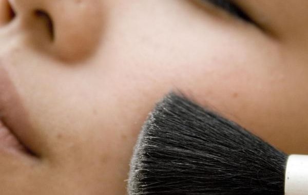 img_come_nascondere_una_cicatrice_col_trucco_9574_600